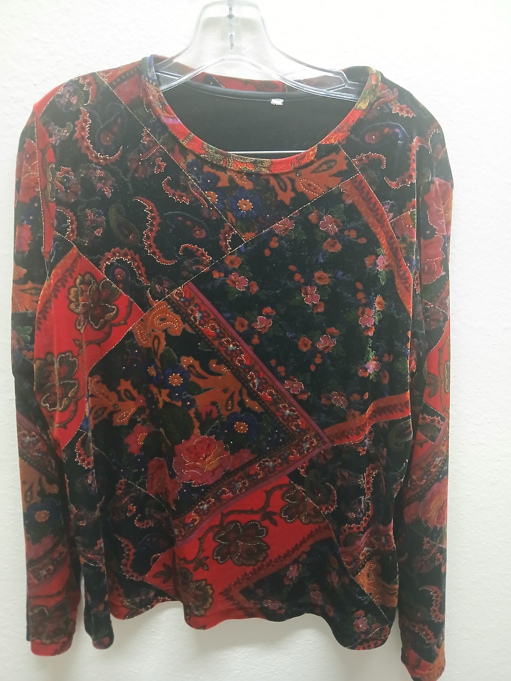 Women’s Red & Black Floral Velvet Long-Sleeve Top